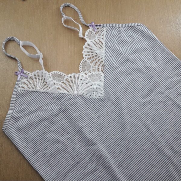 Baby Doll em Viscose Listrada Detalhe em Renda
